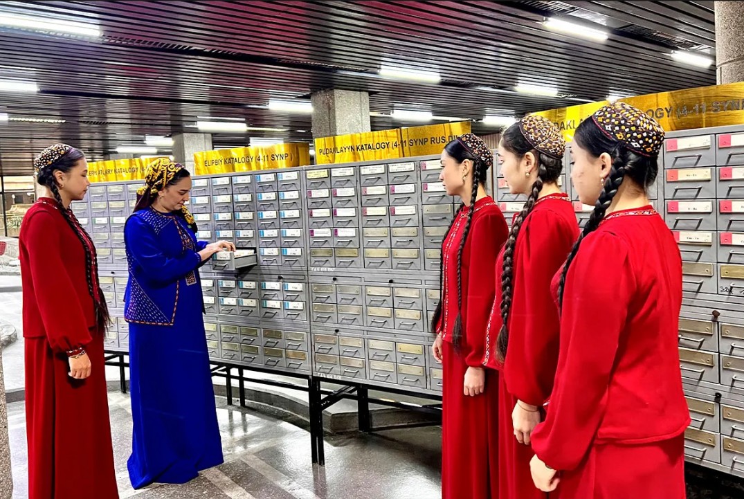 Talyplar Türkmenistanyň Döwlet çagalar kitaphanasynda tejribelik geçdiler