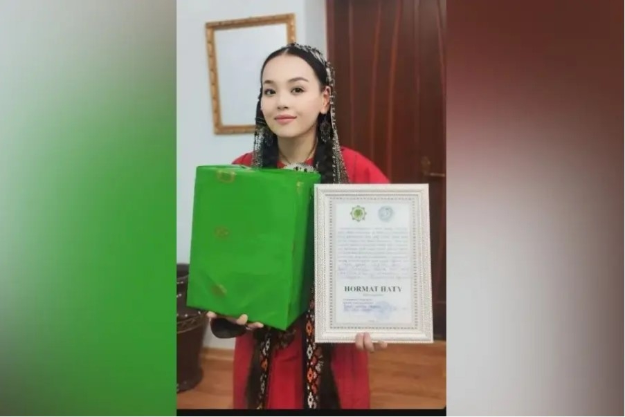 Aragatnaşyk ministrliginiň hünär okuw mekdebiniň talyby «Gyz görki saçda, gül tahýasy başda bolar» atly bäsleşikde III orna mynasyp boldy