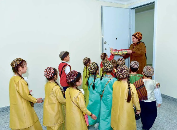Mukaddes Oraza aýy: çagalar şatlykly habary öýme-öý ýetirýärler