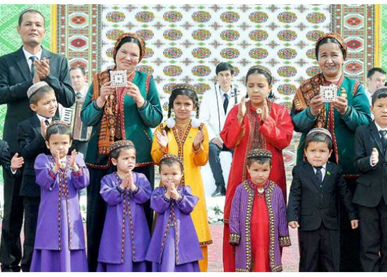 Keys to residential houses presented to mothers of large families in Turkmenistan