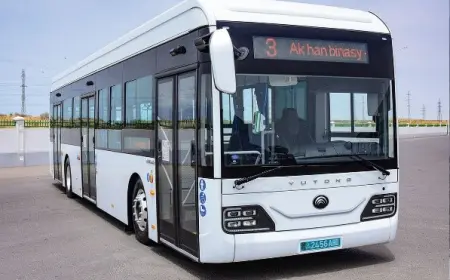 Aşgabada synag üçin getirilen täze «Yutong» awtobusy şäher ýollarynda hereket edýär
