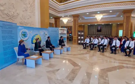 В Лебапской областной библиотеке прошёл брифинг «Нейтралитет и мир – путь к прогрессу» с участием студентов