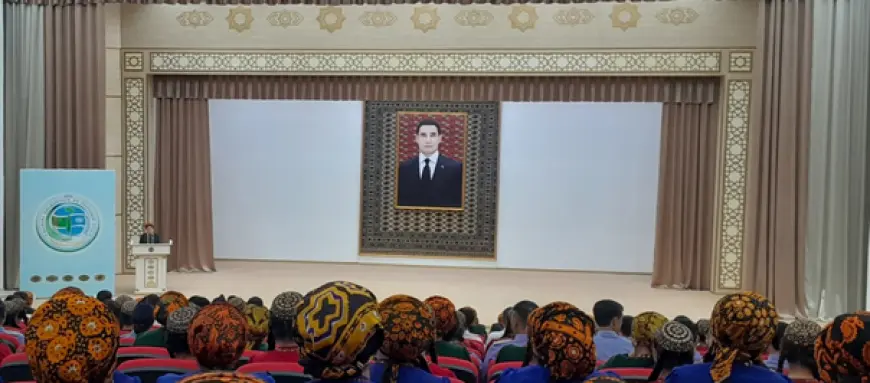 Türkmenabat şäherinde Ylymlar güni mynasybetli dabaraly maslahat geçirildi