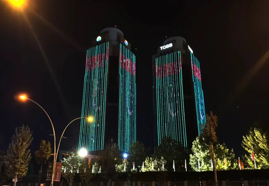 Ankaranyň iň beýik binalaryny ýaşyl Tugumyzyň reñki bezedi