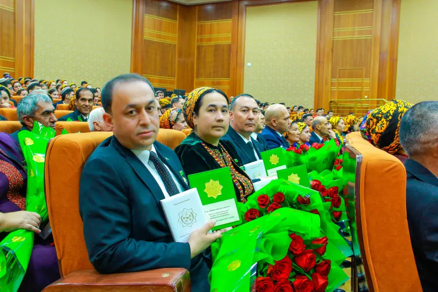 Türkmenistanyň Prezidenti oba hojalyk pudagynyň işgärlerini sylaglamak barada Permana gol çekdi