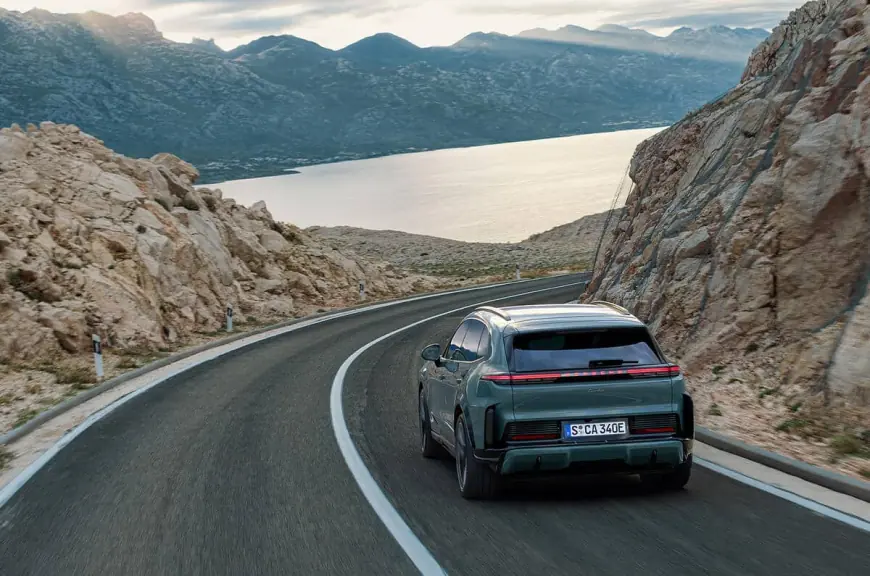 Porsche ilkinji gezek elekrtik wersiýaly Cayenne modellerini görkezdi