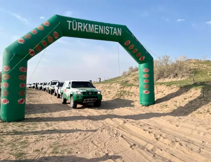 Karakum Çölü’nde Türkmenistan’ın Tarafsızlığının 30. yılına özel ralli yarışı düzenlendi