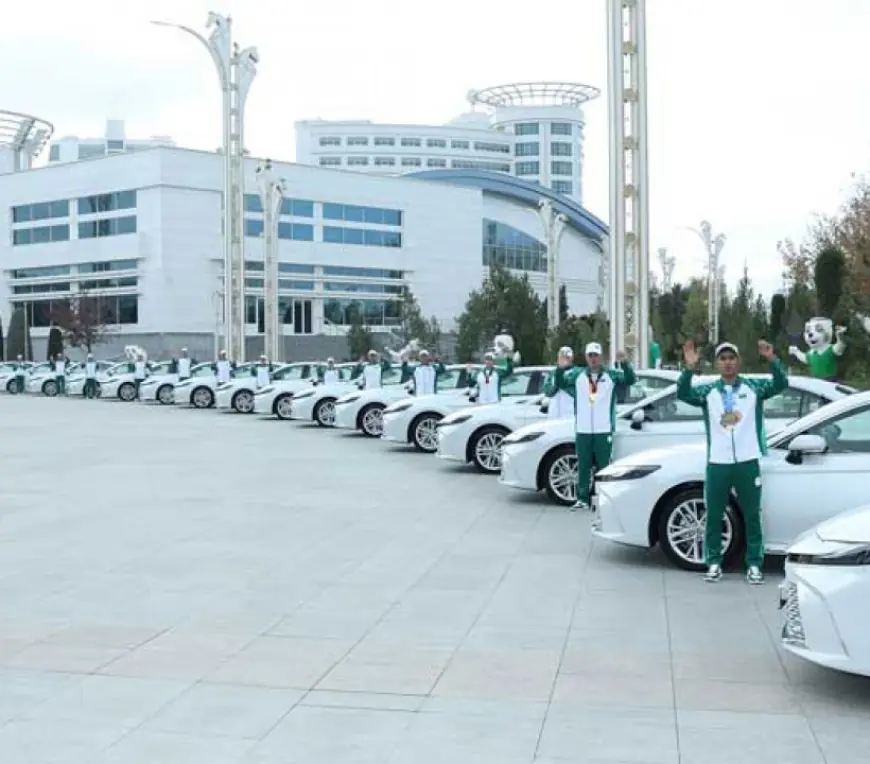 Türkmenistan Cumhurbaşkanı, Eğitim ve Sporda Başarı Gösteren Gençlerin Ödül Törenine Katıldı