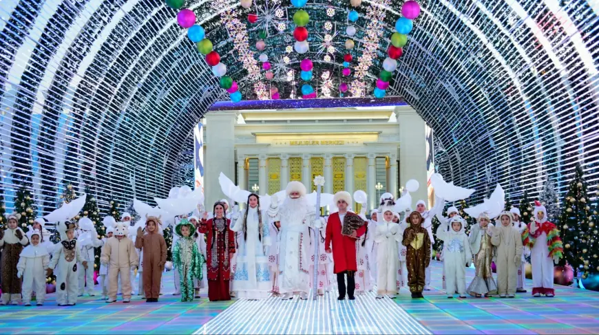 Türkmenistanyň Baş Täze ýyl arçasynyň yşyklary ýakyldy