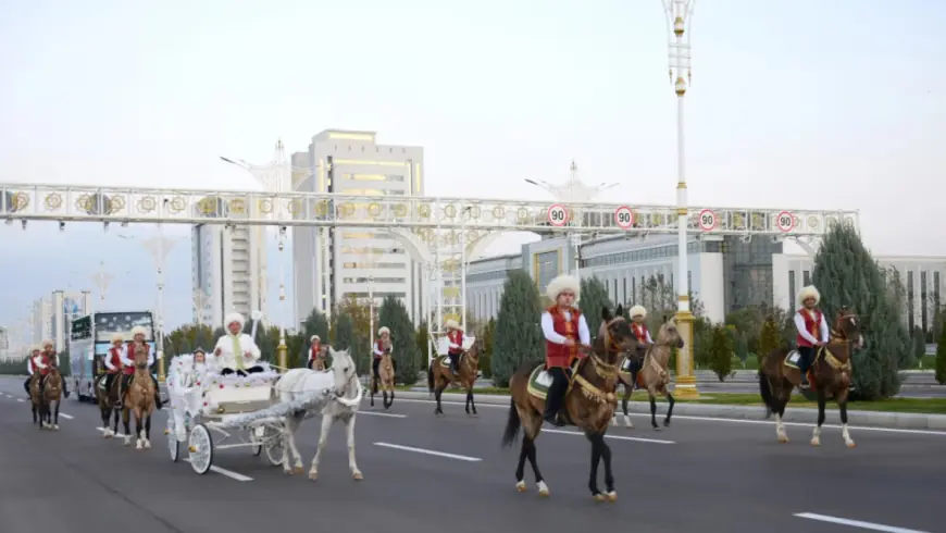 Türkmenistanyň Baş Täze ýyl arçasynyň yşyklary ýakyldy