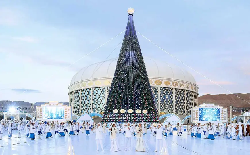 Türkmenistanyň ähli sebitlerinde, şol sanda Lebap welaýatynda Täze ýyl arçalarynyň yşyklary ýakyldy