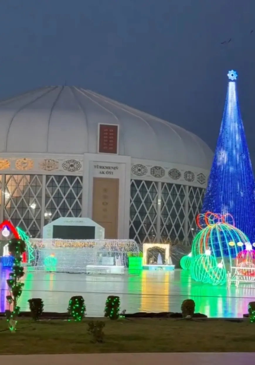 Türkmen Ak Öýiniň öňünde Täze ýyl şatlygynyň öwüşgini